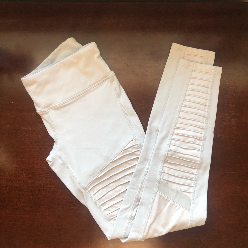 Alo Yoga Mid-Rise Moro Legging in Bone